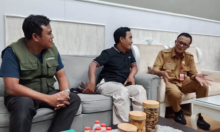 SILATURAHM: Kepala Disdikdaya Hery Thahjono (kanan) saat menerima kehadiran pihak Jawa pos radar Bromo di kantornya, Selasa (6/1).