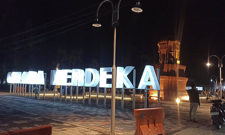 POTENSIAL: Kondisi Stadion Gelora Merdeka Kraksaan saat sore hari. Lokasi ini bukan hanya ikon baru Kraksaan, tapi juga jadi tempat perputaran ekonomi.