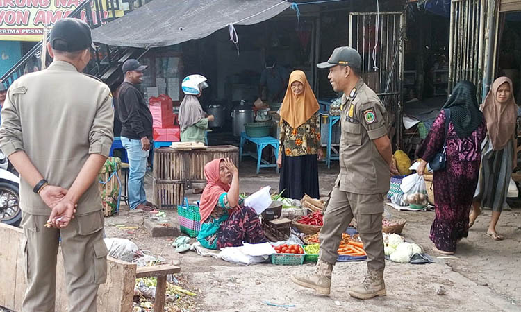 SISIR: Petugas Satpol PP Kota Pasuruan saat melakukan penyisiran di sejumlah lokasi. Dalam penyisiran itu, ditemukan PKL yang melanggar.