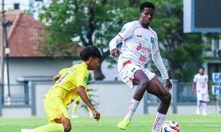 SUMBANG GOL: Pemain depan Persekabpas Muntasir (kostum putih) yang mencetak gol saat menghadapi Gresik United. Dia mencetak lewat titip putih.