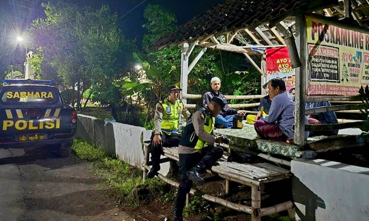 PATROLI: Jajaran Polres Probolinggo melakukan patroli malam di lingkungan sekitar rumah warga. Rawan kejahatan kejahatan jalanan petugas pantau wilayah pot