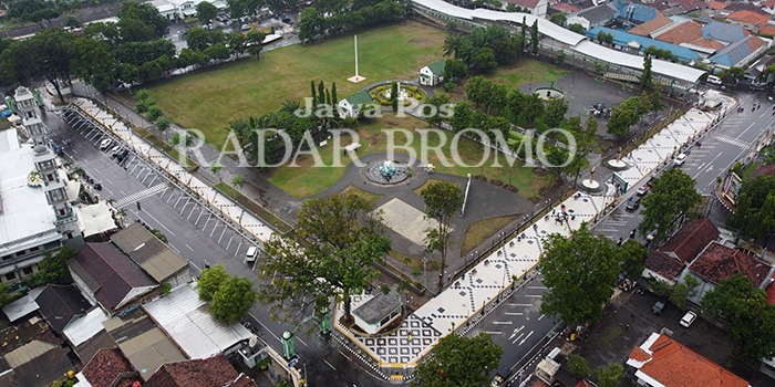 WAJAH  BARU: Alun-Alun Kota Probolinggo makin cantik setelah direvitalisasi tahun lalu saat dipotret dari udara (8/1). Rencananya, kawasan ini akan resmi dibuka untuk publik Sabtu (10/1).