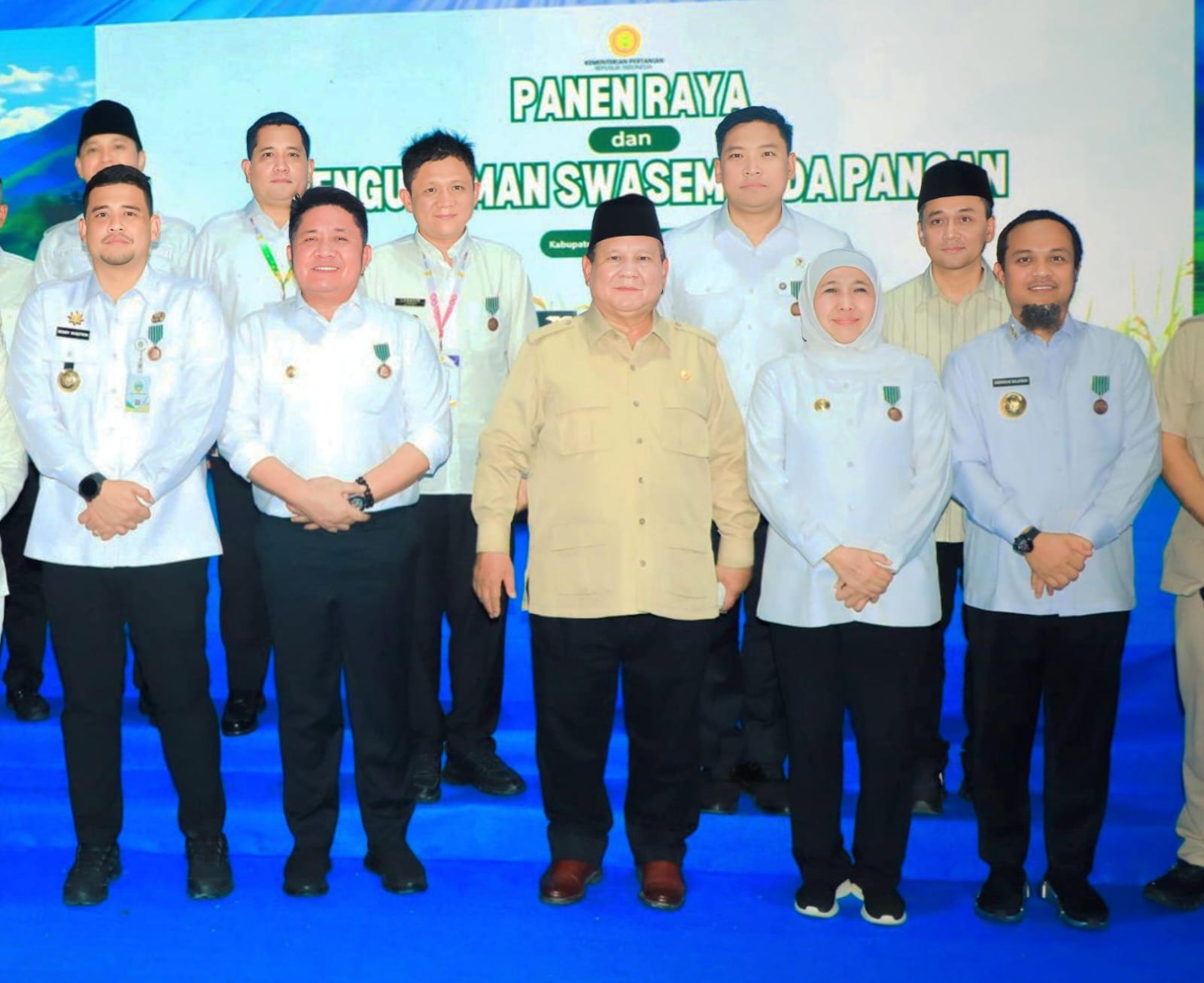 Gubernur Jatim Khofifah berpose bareng Presiden Prabowo dan jajaran pejabat lainnya.