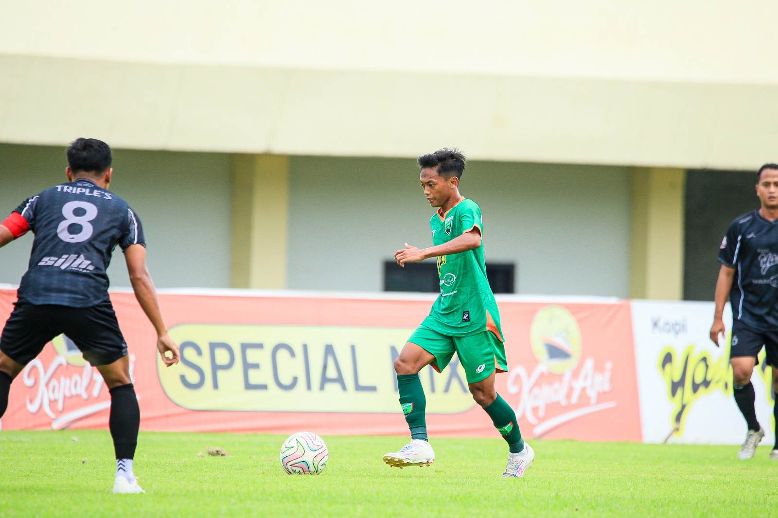 LINCAH: Gelandang serang Pasuruan United M Nurhaqiqi yang dikenal lincah. Ia sering memberikan umpan-umpan berbahaya bagi tim lawan, kepada rekannya.