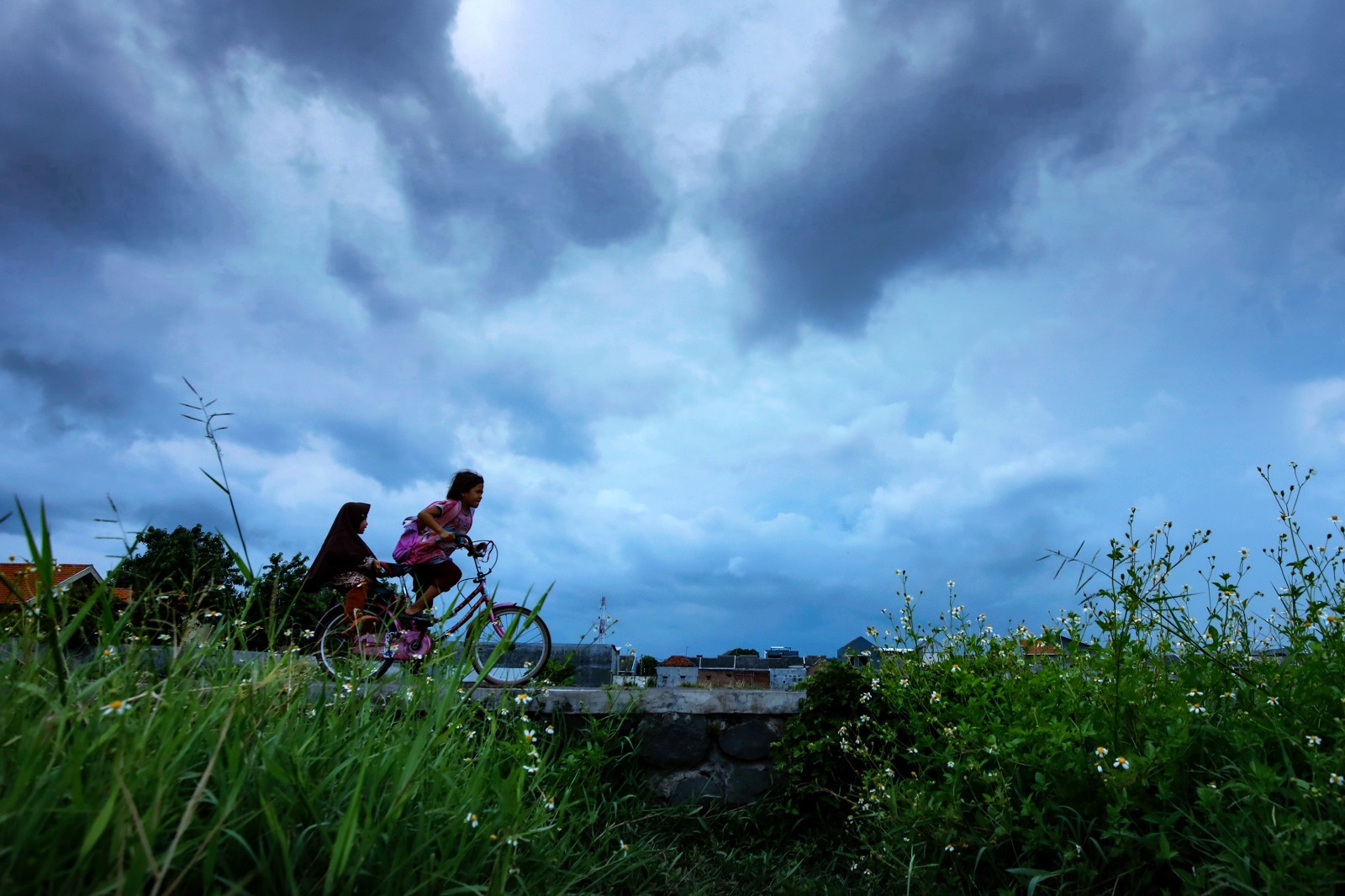 AWAN TEBAL: Cuaca ekstrem yang belakangan terjadi, berisiko akan terjadinya bencana. Tak hanya banjir, ancaman lainnya puting beliung juga patut diwaspadai.