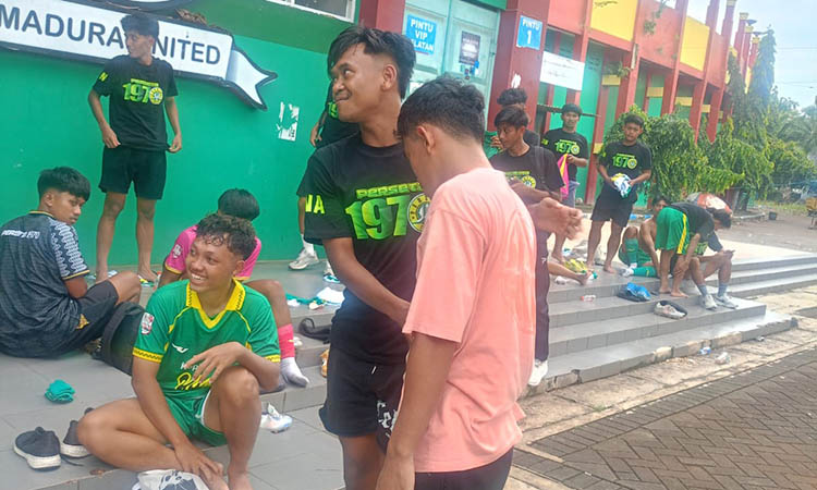 SANKSI BERAT:&nbsp;Muhammad Hilmi Gimnastiar (kanan berdiri), mendatangi bersalaman dan minta maaf kepada pemain Perseta 1970 Firman Nugraha (kiri).