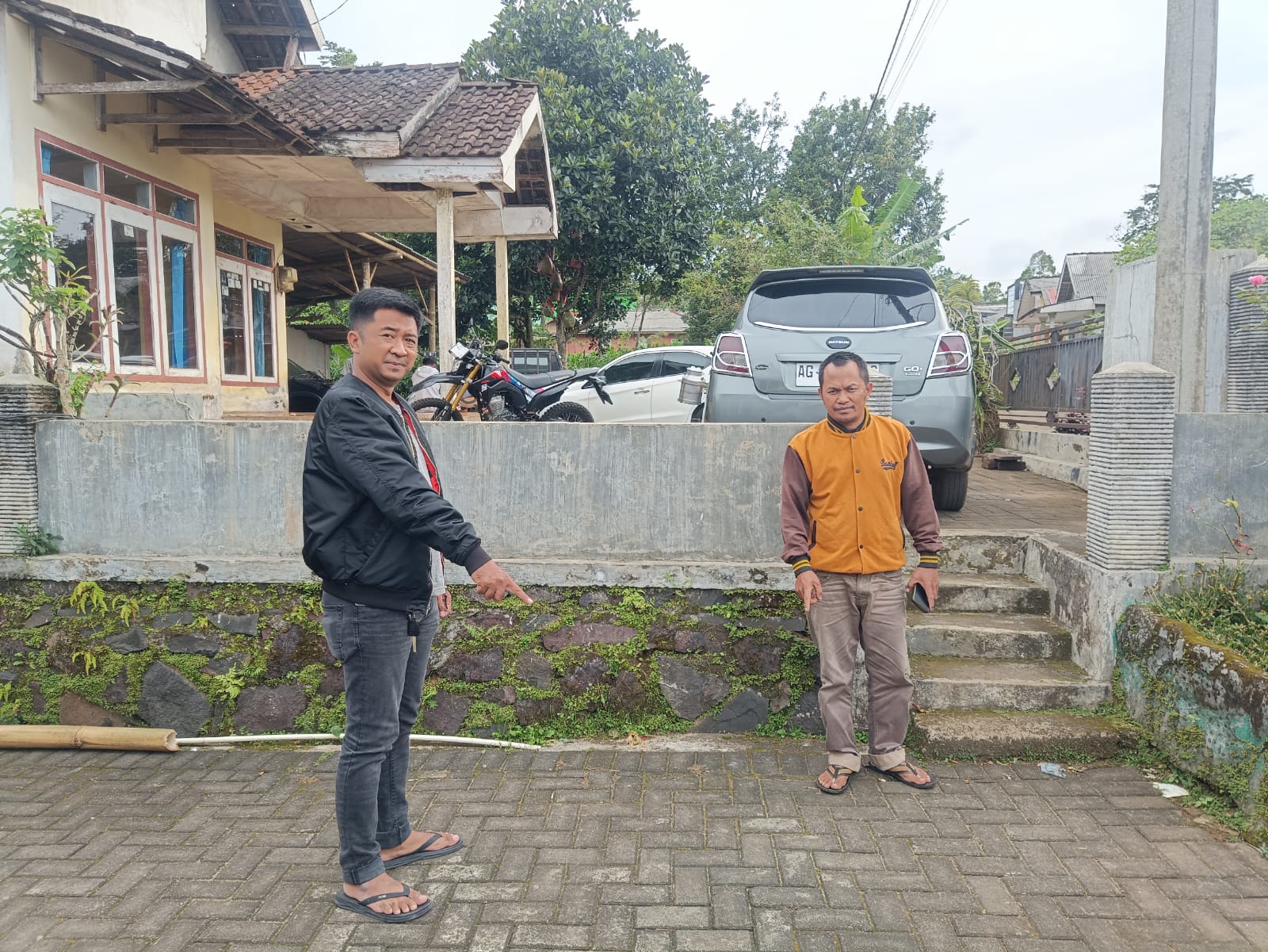 TUNJUKKAN: Petugas kepolisian menunjukkan lokasi pikap itu diparkir dan hilang digondol orang.