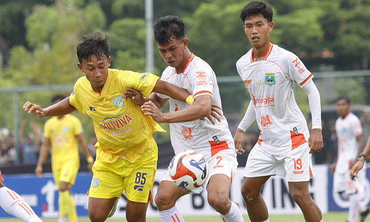 SENGIT: Perebutan bola antara pemain Persekabpas dengan Gresik United dalam laga sebelumnya.