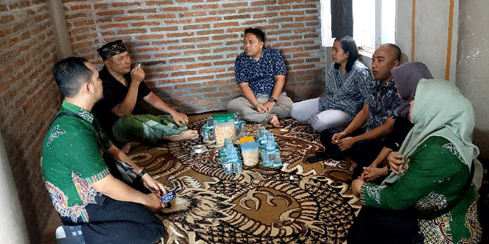 Anggota Komisi I DPRD Kota Probolinggo saat takziah ke rumah AFA, siswa SMA Negeri di Kota Probolinggo yang bunuh diri.