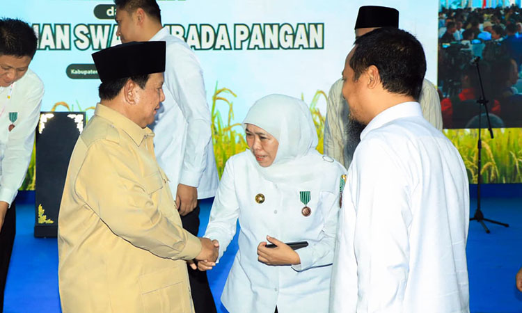 Gubernur Jatim Khofifah Indar Parawansa (tengah) saat bersalaman dengan Presiden Prabowo Subianto saat panen raya.