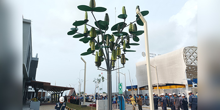 ENERGI HIJAU: Hybrid wind tree, pembangkit listrik tenaga angin yang menyerupai pohon terpasang di ruas jalan tol Probolinggo-Banyuwangi. Tepatnya di gerbang tol Kraksaan.