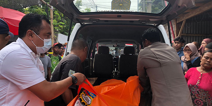 MASIH DIDALAMI: Petugas saat mengevakuasi jenazah AFA, salah satu siswa SMA Negeri di Kota Probolinggo yang meninggal bunuh diri. (Inneke Agustin/ Radar Bromo)