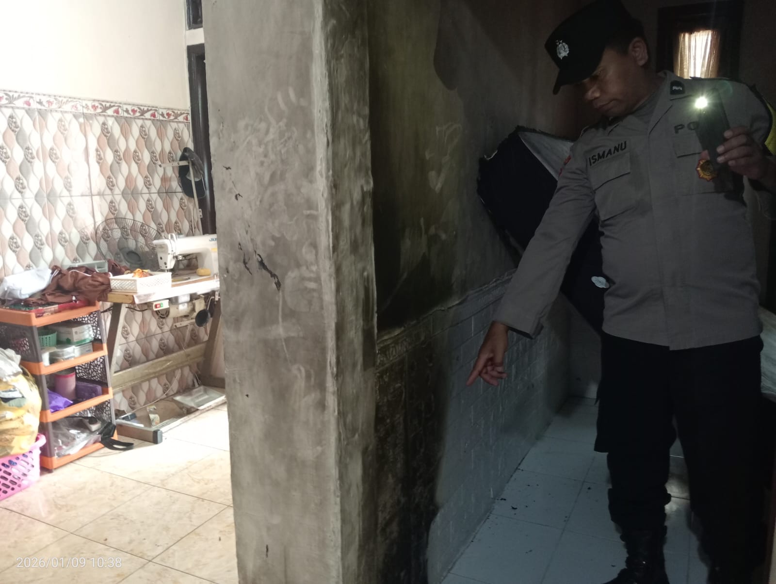 TKP: Petugas kepolisian menunjukkan lokasi tempat korban terbakar.