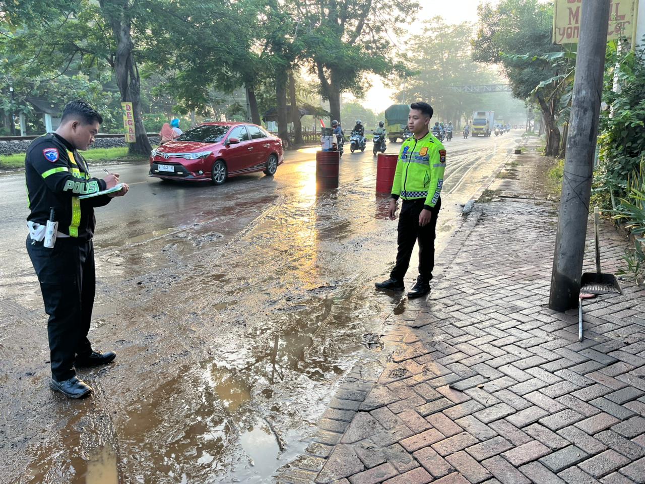 TKP: Jalan Ir Juanda Kota Pasuruan yang berlumpur. Di jalan inilah korban terlindas truk.
