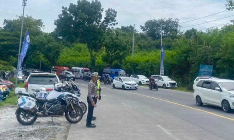SIAGA: Personel Satlantas Polres Probolinggo mengatur lalu lintas saat operasi lilin di area wisata Pantai Bentar Kecamatan Gending.