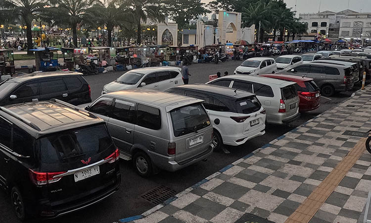 RAMAI: Kendaraan yang parkir di sekitar kawasan Alun-alun Pasuruan. Capaian retribusi parkir masih jauh dari target.