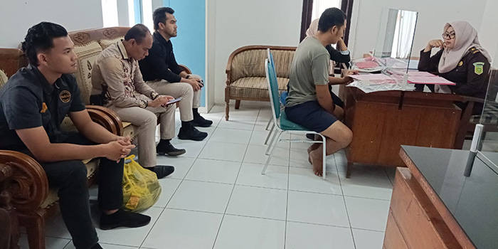 PERIKSA: Tersangka pelecehan terhadap anak, Bur, 39, yang merupakan ASN Pemkot Pasuruan saat melalui tahap dua di Kejaksaan Negeri Kota Probolinggo, Kamis (8/1).