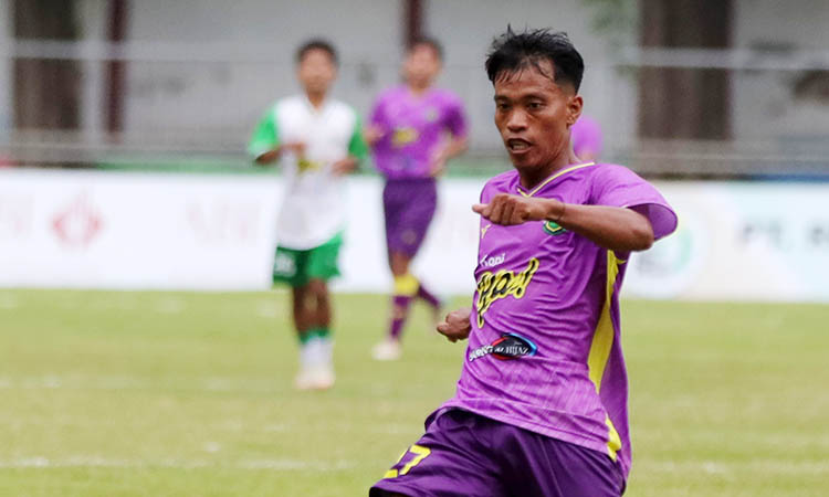 BERI PERLAWANAN: Gelandang Putra Jaya Kabupaten Pasuruan Darmaji yang kerap menjadi beroperasi di lini tengah.