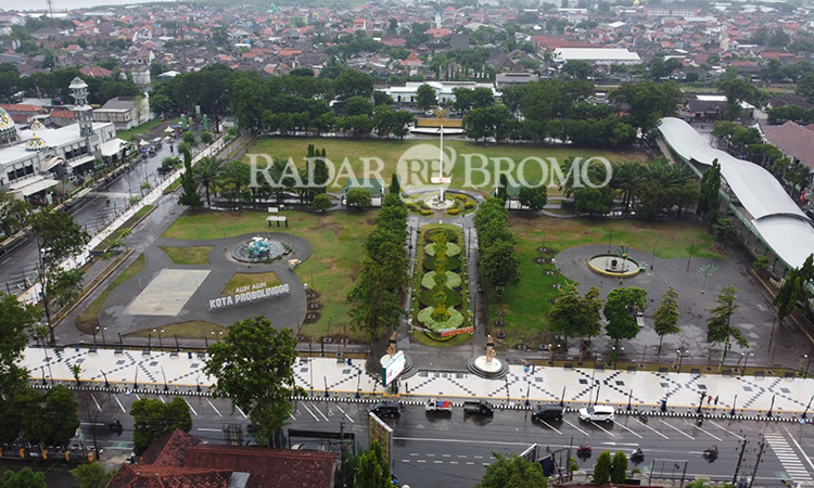 USAI DIREVITALISASI: Kondisi Alun-alun Probolinggo saat dipotret dari udara. (Fahreza Nuraga/ Radar Bromo)