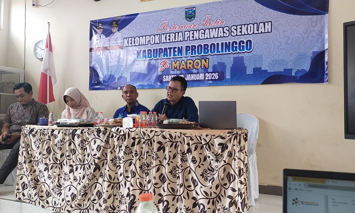 SINERGI: Kepala Disdikdaya Kabupaten Probolinggo Hary Tjahjono (pegang mik) bersama Suyipno menyampaikan sambutan dalam pertemuan KKPS Kabupaten Probolinggo.