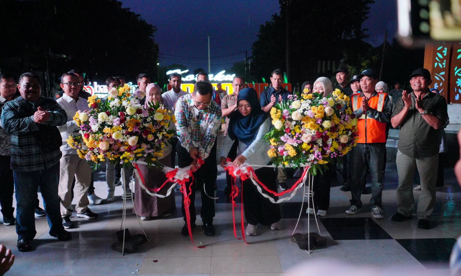 RESMI DIBUKA: Wali Kota Probolinggo dr. Aminuddin bersama Wakil Wali Kota Probolinggo Ina Dwi Lestari, Forkopimda Kota Probolinggo, dan Komisi III DPRD Kota Probolinggo memotong pita