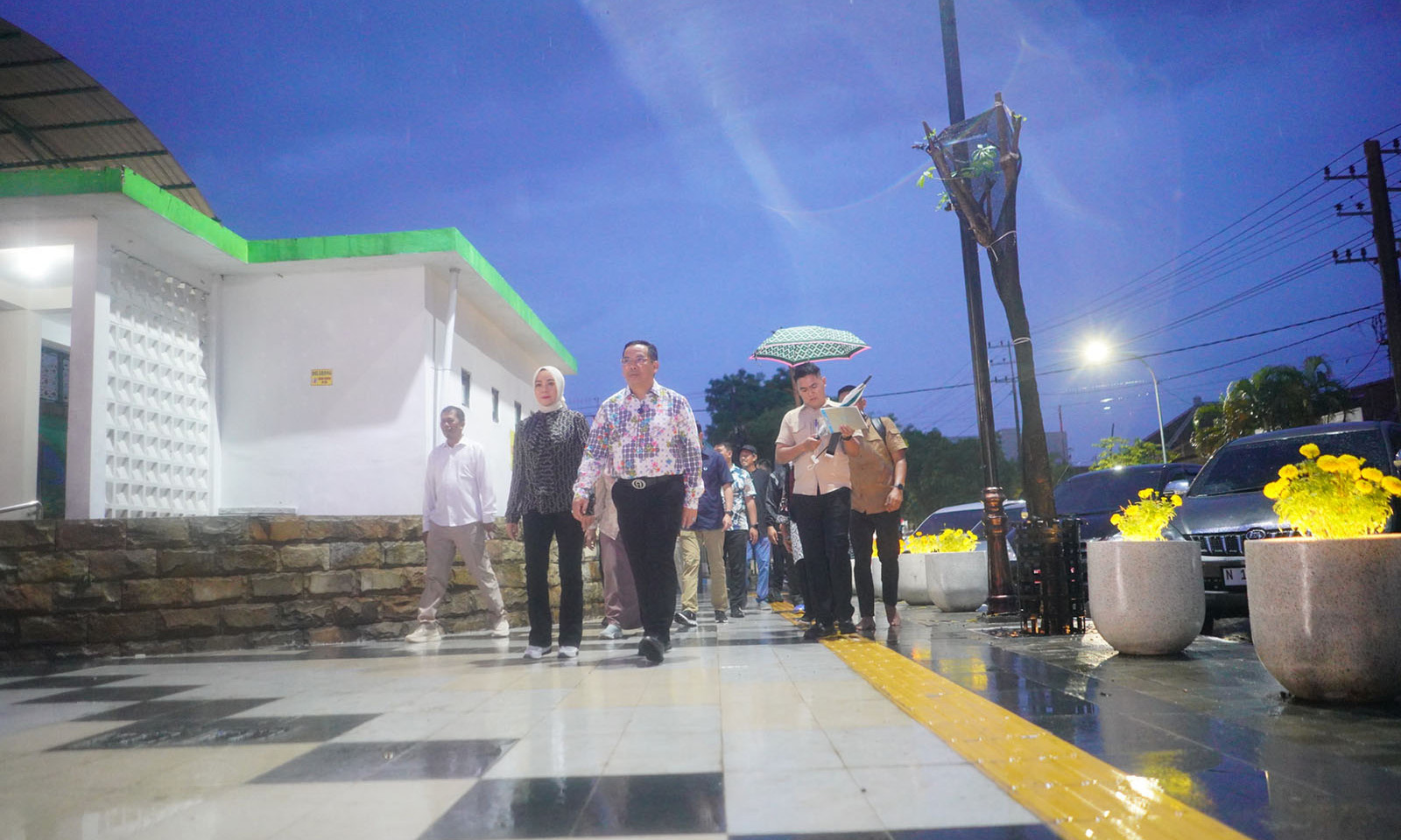 KELILING ALUN-ALUN: Wali Kota Probolinggo dr. Aminuddin bersama rombongan Formkopimda Kota Probolinggo di tengah gerimis jalan kaki menikmati fasilitas Alun-Alun Kota Probolinggo, yang telah rampung
