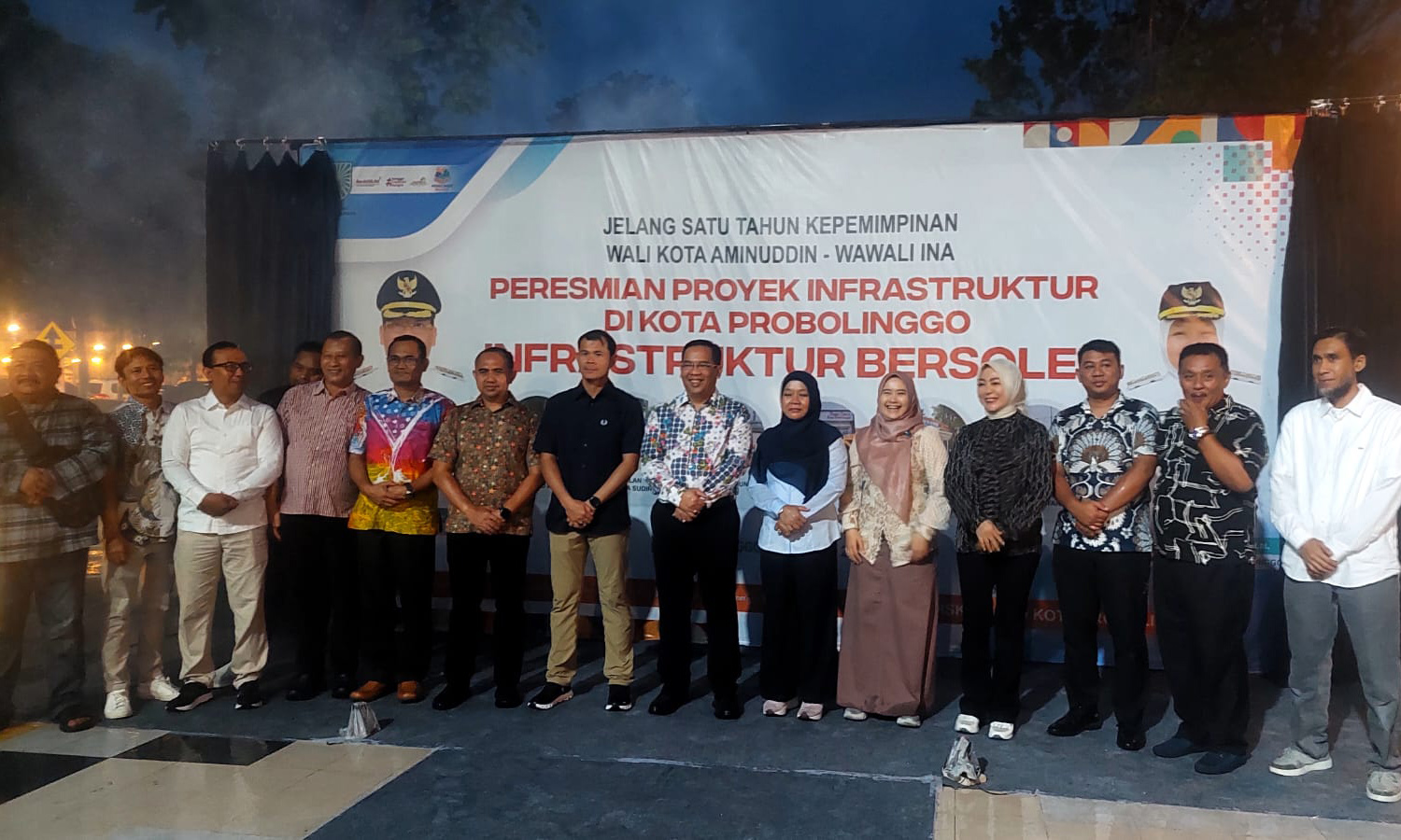 Pascapembukaan Tirai Peresmian Infrastruktur Probolinggo Bersolek Wali Kota Probolinggo dr. Aminuddin berfoto bersama