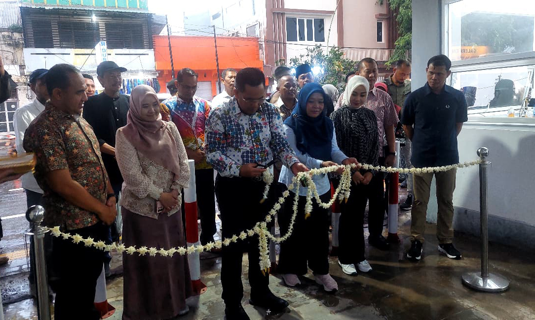 PASAR BARU: Diresmikannya pintu masuk Pasar Baru (sebelumnya Toko Cita Indah) benar-benar membuka akses keluar masuknya para pedagang dan pembeli dari sisi utara tanpa harus memutar lagi.
