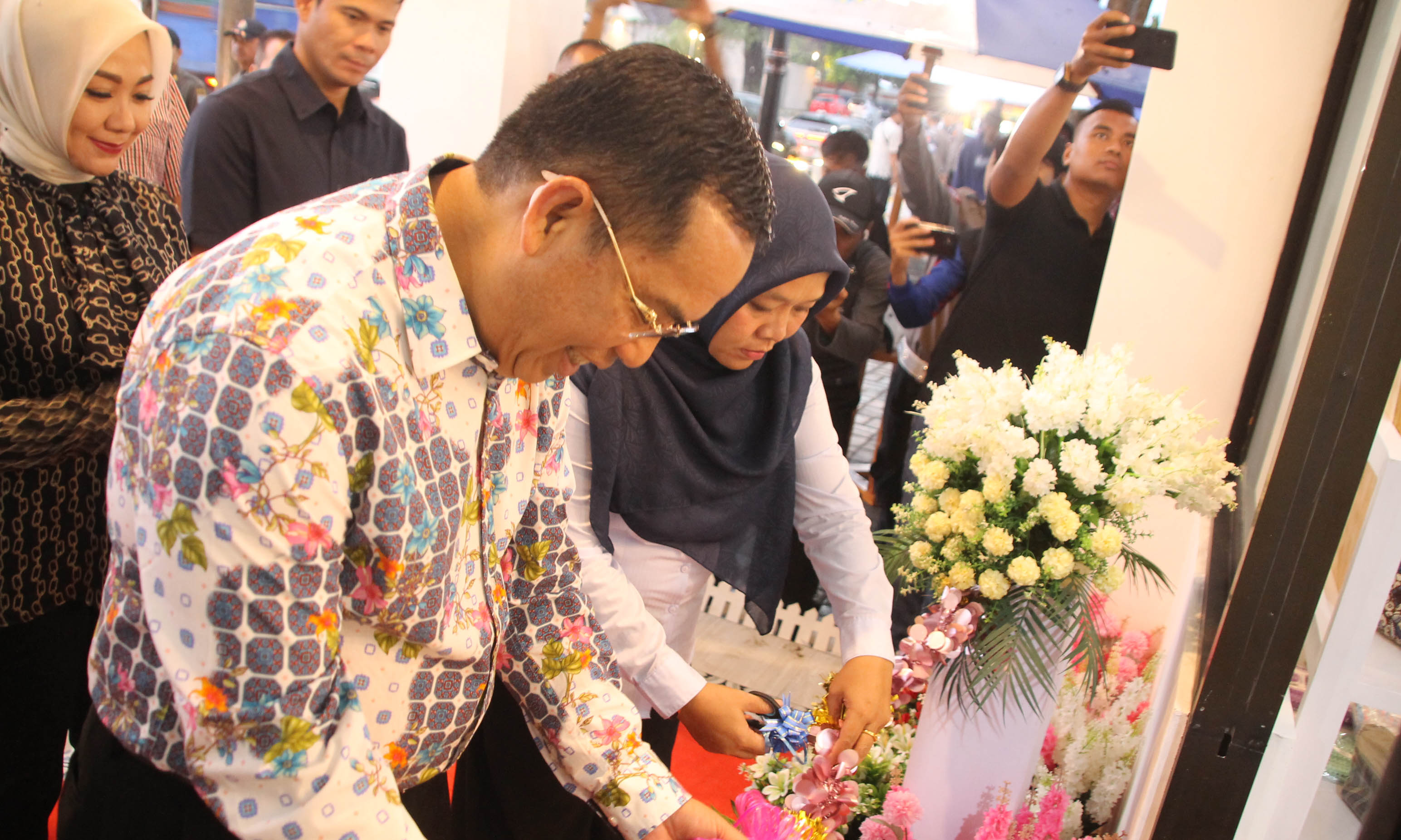 DEKRANASDA: Wali Kota Probolinggo dr. Aminuddin dan Wakil Wali Kota Probolinggo Hj. Ina Dwi Lestari melakukan pemotongan bunga sebagai tanda peresmian Gedung Dekranasda.