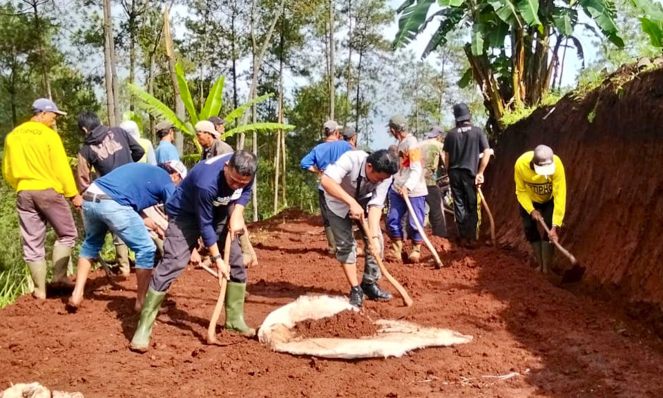 LONGSOR: Forkopimcam Lumbang bersama Pemerintah Desa Sapih dan warga membersihkan jalan Dusun Kukusan, Desa Sapih, dari sisa longsor.