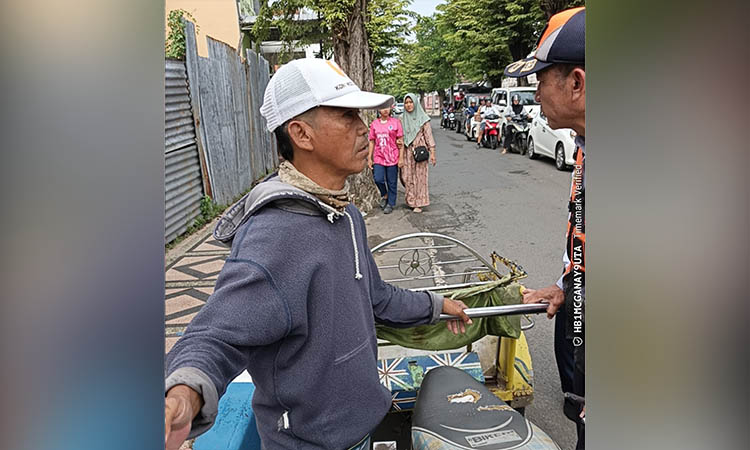 DITEPIKAN: Atim, pengemudi betor yang terlibat kecelakaan. Diduga, ia melaju dengan ugal, sehingga kecelakaan tak terhindarkan.