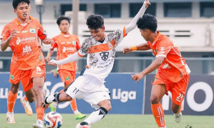 BAKAL BERTEMU LAGI: Laga antara Persekabpas melawan Perseden di putaran kedua lalu. Senin (12/1) malam nanti kedua tim ini akan bertanding lagi di putaran ketiga.