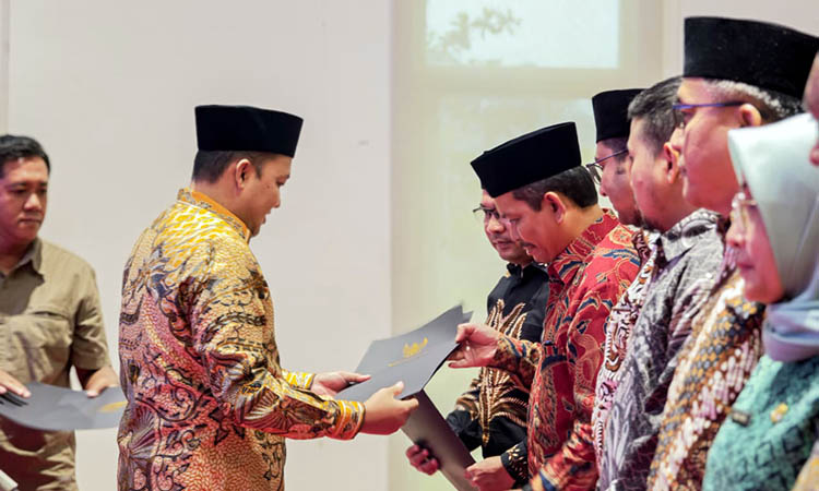 DIKUKUHKAN: Bupati Pasuruan M Rusdi Sutejo saat mengukuhkan Dewas BLUD RSUD Bangil dan RSUD Grati.