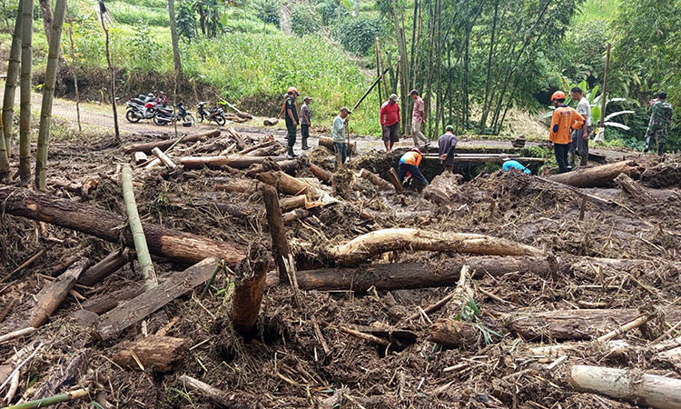 BERSERAKAN: Material longsor yang berserakan dan sempat menutup sungai hingga jalanan penghubung Andonosari dengan beberapa wilayah yang ada di Tutur.