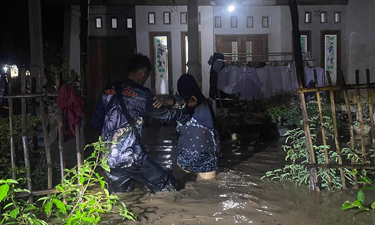 TERENDAM: Salah satu rumah warga yang terdampak banjir di Desa Banjarsari, Kecamatan Sumberasih, Kabupaten Probolinggo, Sabtu (10/1)