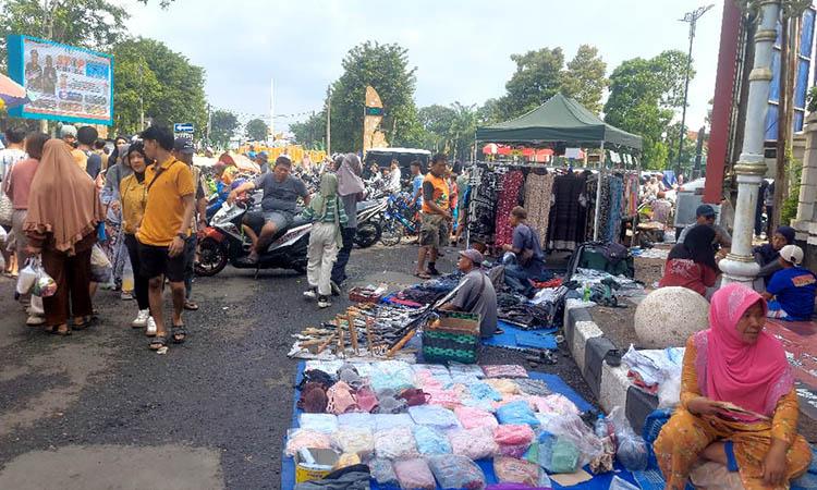 TUMPEK BLEK: Masyarakat yang memenuhi Alun-alun Probolinggo di Minggu (11/1) pagi. Setelah dibuka Sabtu sejak ditutup selama revitalisasi, alun-alun masih jadi favor