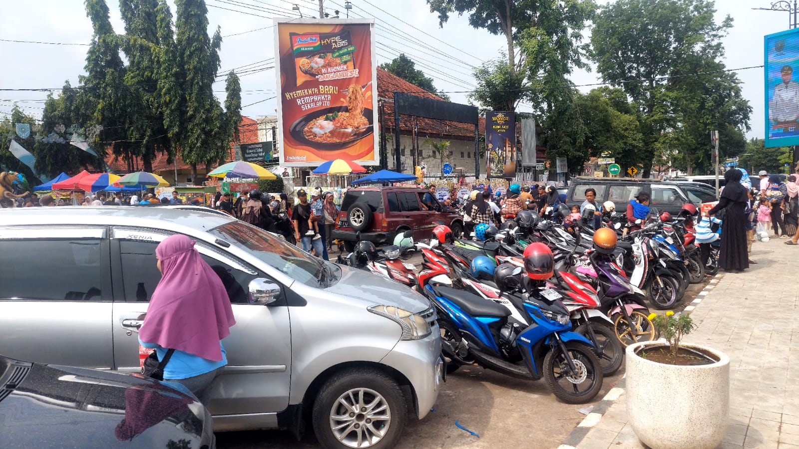 RAMAI: Setelah diresmikan dan dibuka untuk umum, kawasan Alun-Alun Kota Pasuruan dipenuhi pengunjung.