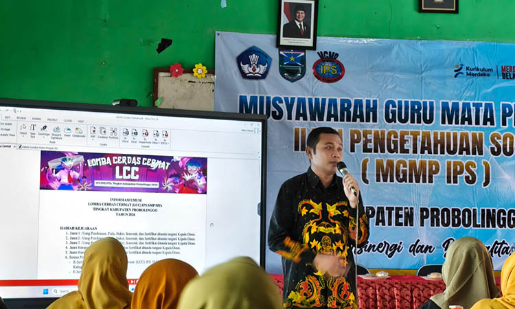 RAPAT: Ketua Panitia Lomba Geo Sukma Mandali&nbsp; menjelaskan tentang ketentuan Lomba Cerdas Cermat (LCC) IPS dan Lomba Video Proyek Observasi Lapangan IPS beberapa waktu