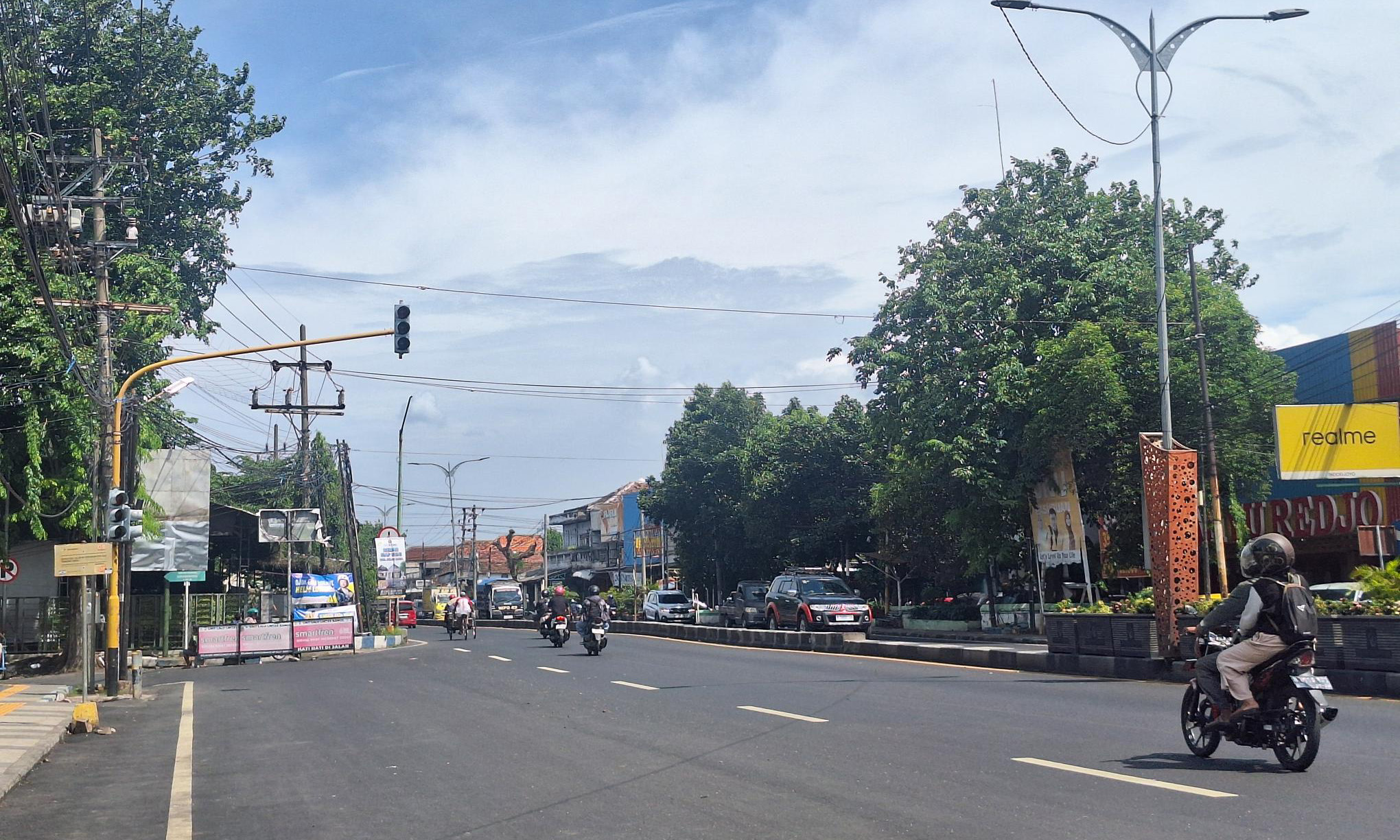 PERLU DILEBARKAN: Sejumlah pengendara melintas di Jalan Untung Surapati, Kecamatan Bangil, Kabupaten Pasuruan, yang dinilai perlu dilebarkan.