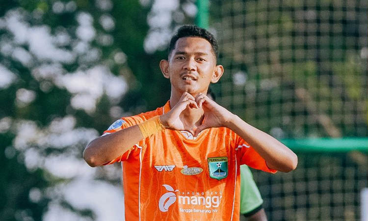 SUMBANG GOL: Kapten Persekabpas Nofi Atmaja yang mencetak satu-satunya gol saat Laskar Sakera menghadapi Perseden.