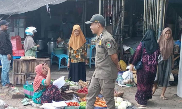 HUMANIS: Personel Satpol PP saat menertibkan pedagang di Pasar Besar.
