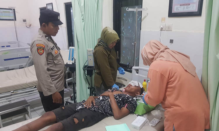 TERLUKA: TFA yang menjadi korban penganiayaan saat perawatan medis di IGD Puskesmas Sumberpitu.