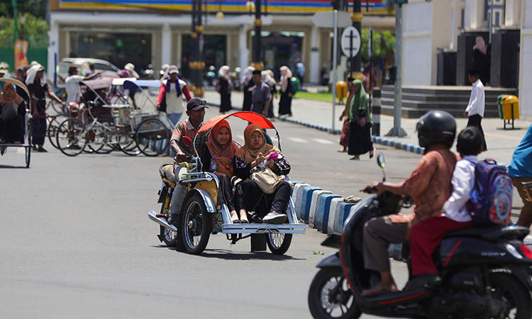 LAWAN ARAH: Pengendara becak dan becak bermotor yang melawan arus di Alun-alun Pasuruan.