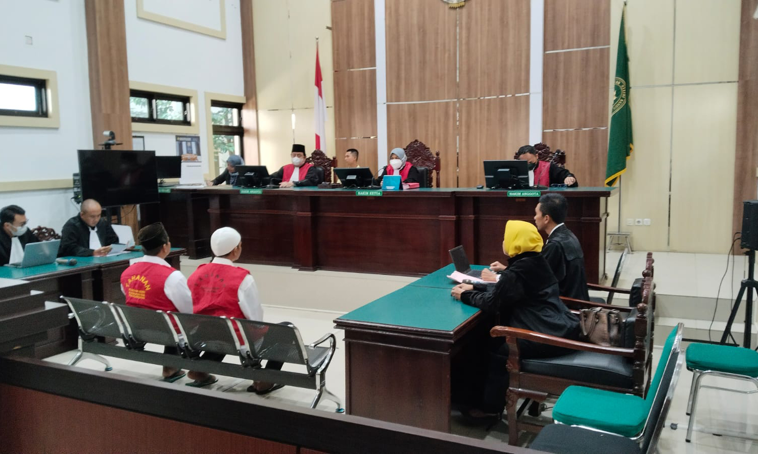 DIADILI: Gus Tom dan Gus Puja Kusuma menjalani persidangan di PN Bangil, Senin (12/1).