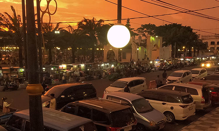 SUMBER PEMASUKAN: Kendaraan yang parkir di kawasan Alun-alun Pasuruan. Dinas perhubungan sudah memberikan peringatan pertama kepada 46 jukir.