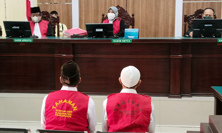 DIADILI: Gus Tom dan Gus Puja Kusuma menjalani persidangan di PN Bangil, Senin (12/1).