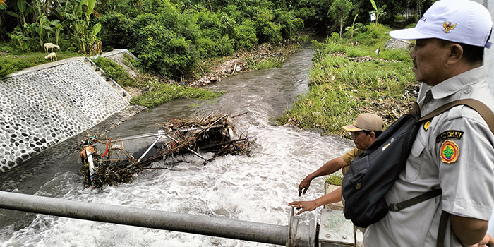 JEBOL: Pintu air utama Dam Manting di Dusun Bataan, Desa Sumberkledung, Kecamatan Tegalsiwalan, jebol akibat tidak kuat menahan naiknya debit air.