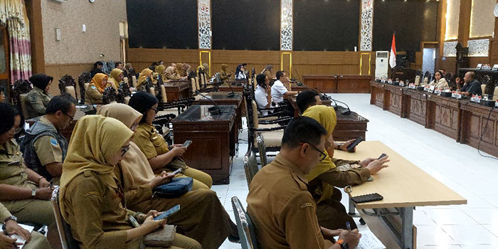 Suasana rapat dengar pendapat membahas soal polemik homestay Hadi