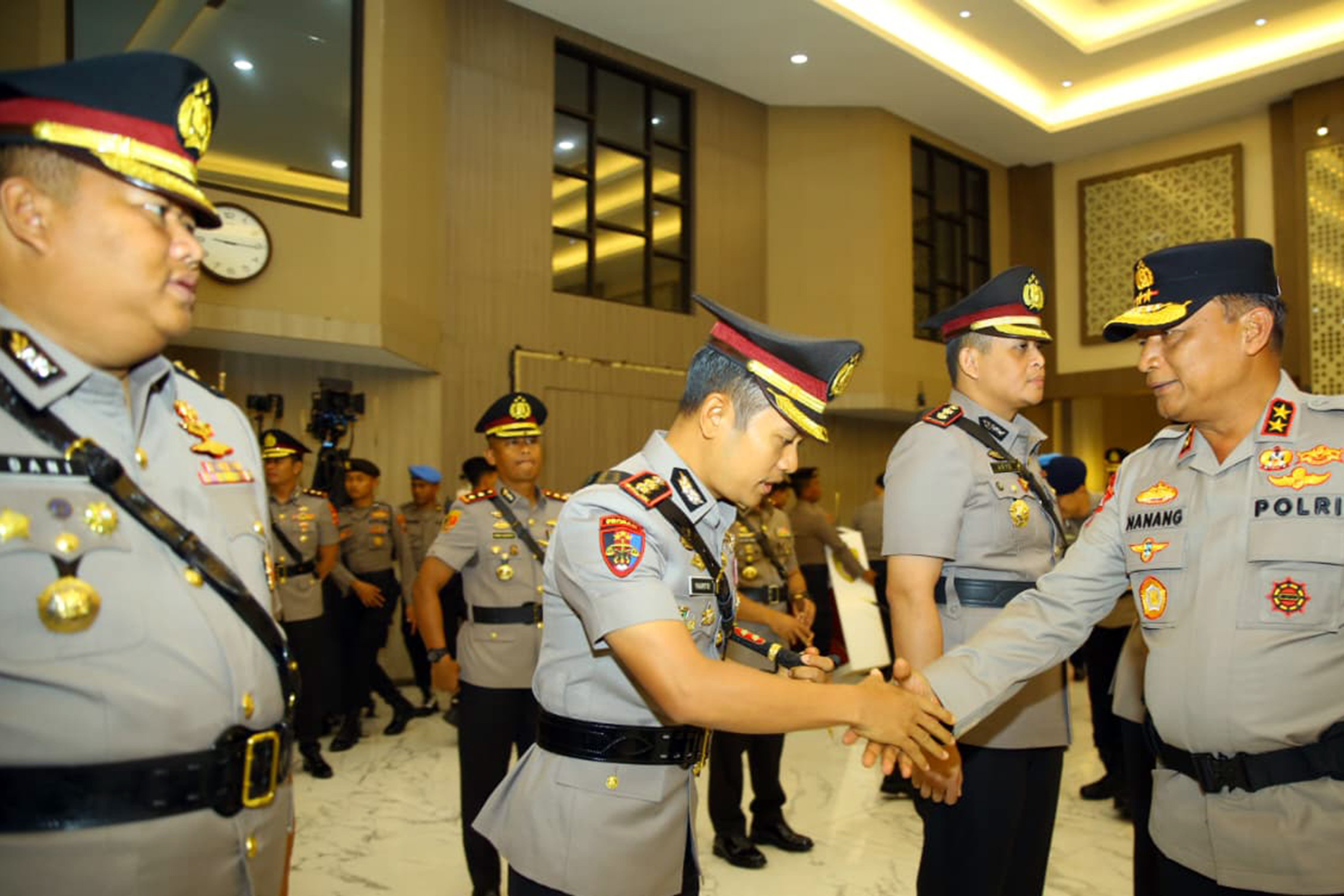 SERTIJAB: AKBP Jazuli Dani Iriawan (kiri) dan AKBP Harto Agung Cahyono (2 dari kiri) saat mendapat ucapan selamat dari Kapolda Jatim.