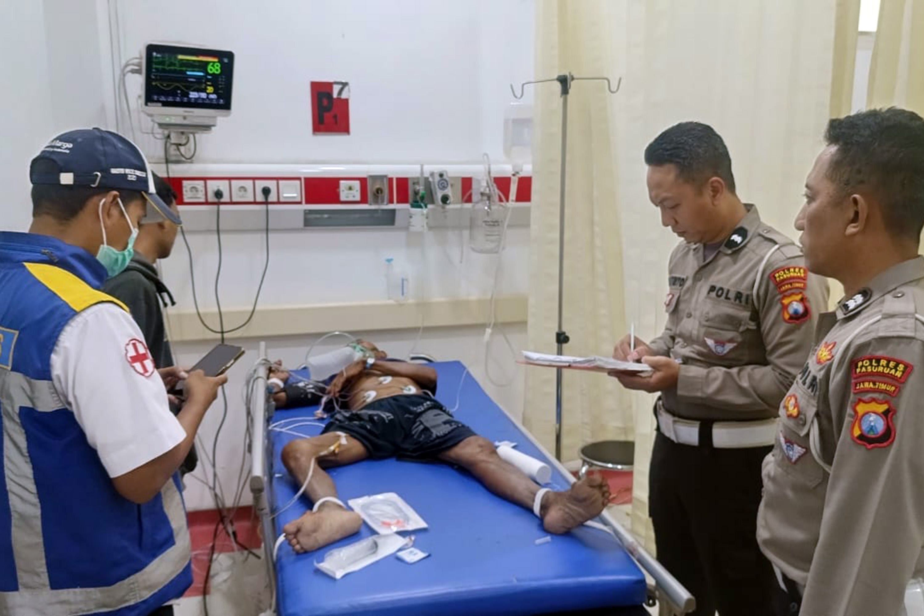 NEKAT SEBRANGI JALAN TOL: Kakek Suwarno saat dirawat di RSUD Bangil. Ia akhirnya meninggal karena kondisinya kritis.
